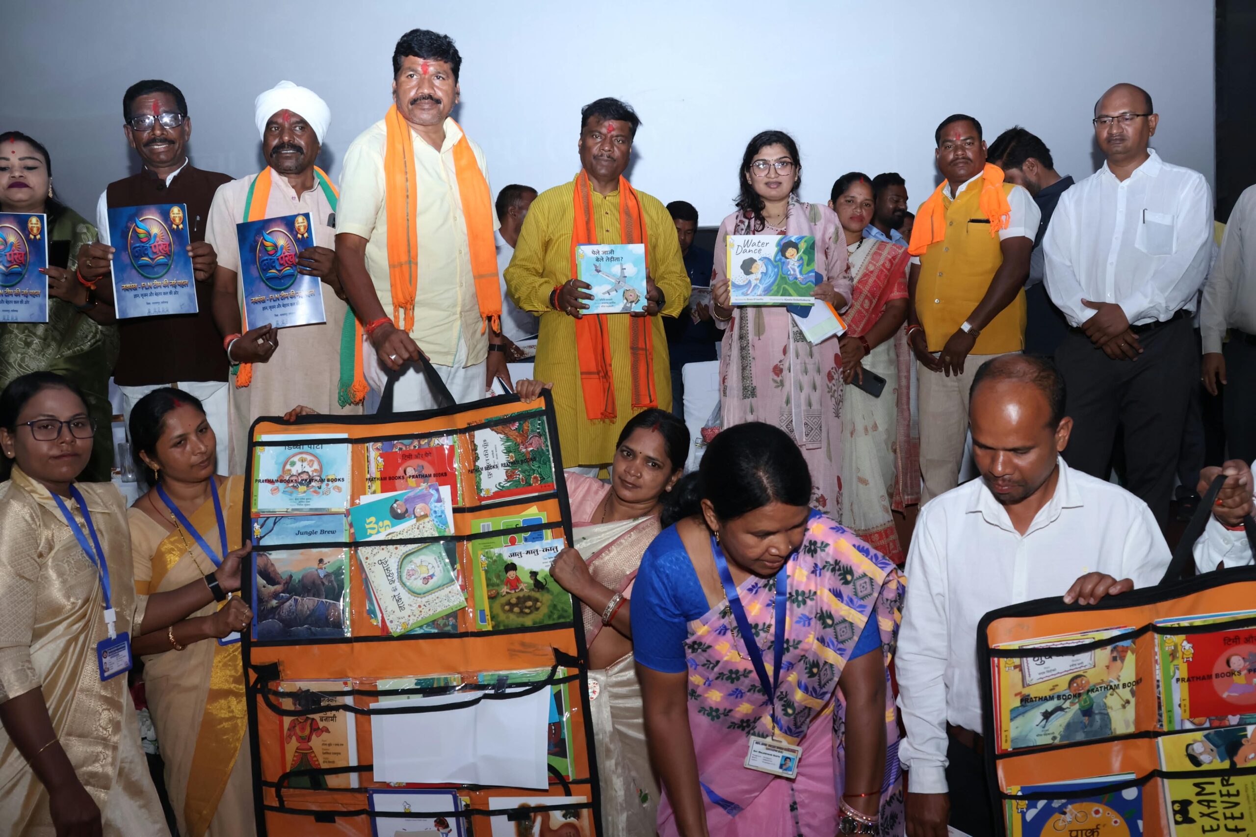 नारायणपुर के शिक्षकों की अभिनव पहल ‘नवपंख’ स्वरचित पत्रिका का हुआ विमोचन